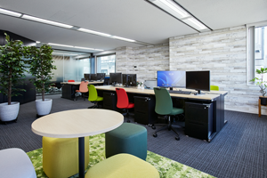 明るく落ち着いた雰囲気の設計室